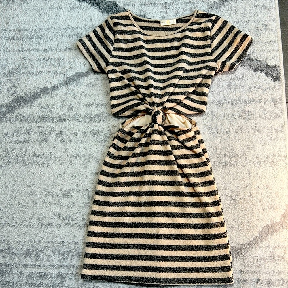Adorable cut out dress🌸